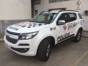 Viatura da Polícia Militar é atingida por disparos no bairro Perequê-Açu, em Ubatuba