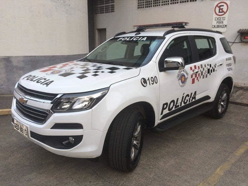 Viatura da Polícia Militar é atingida por disparos no bairro Perequê-Açu, em Ubatuba