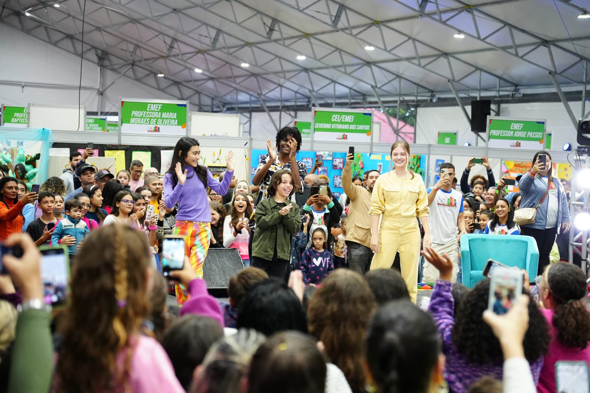 A 13ª Feira Literária de Caraguatatuba surpreendeu ao registrar um total de 17.133 visitantes em três dias de evento, realizado na Praça da Cultura, no centro da cidade. Com exposições produzidas pelos próprios alunos, a feira se destacou pela diversidade artistica e literária.