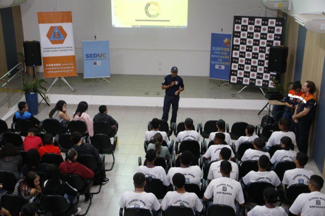 Alunos da rede municipal participam de formação do ‘Programa de Educação para Redução de Riscos e Desastres’