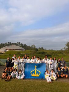 Os alunos de Taekwondo de Ilhabela se destacaram na 15º Copa América de Taekwondo realizada na cidade de Arujá- SP, entre os dias 12 e 15 de outubro. O município foi representado por 28 atletas, com idades entre 10 e 17 anos nas categorias Poomsae (movimento de faixa) e no Kyorigui (luta).