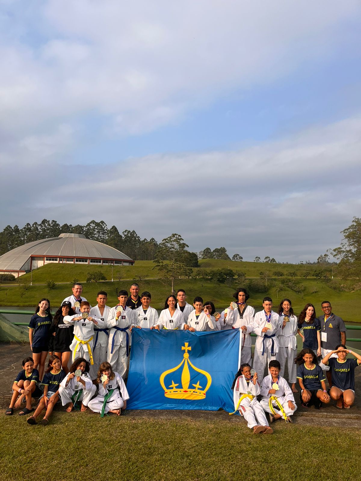 Os alunos de Taekwondo de Ilhabela se destacaram na 15º Copa América de Taekwondo realizada na cidade de Arujá- SP, entre os dias 12 e 15 de outubro. O município foi representado por 28 atletas, com idades entre 10 e 17 anos nas categorias Poomsae (movimento de faixa) e no Kyorigui (luta).