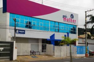 Chuvas fortes em Caraguatatuba atingem prédios públicos e interrompem serviços nesta quinta-feira