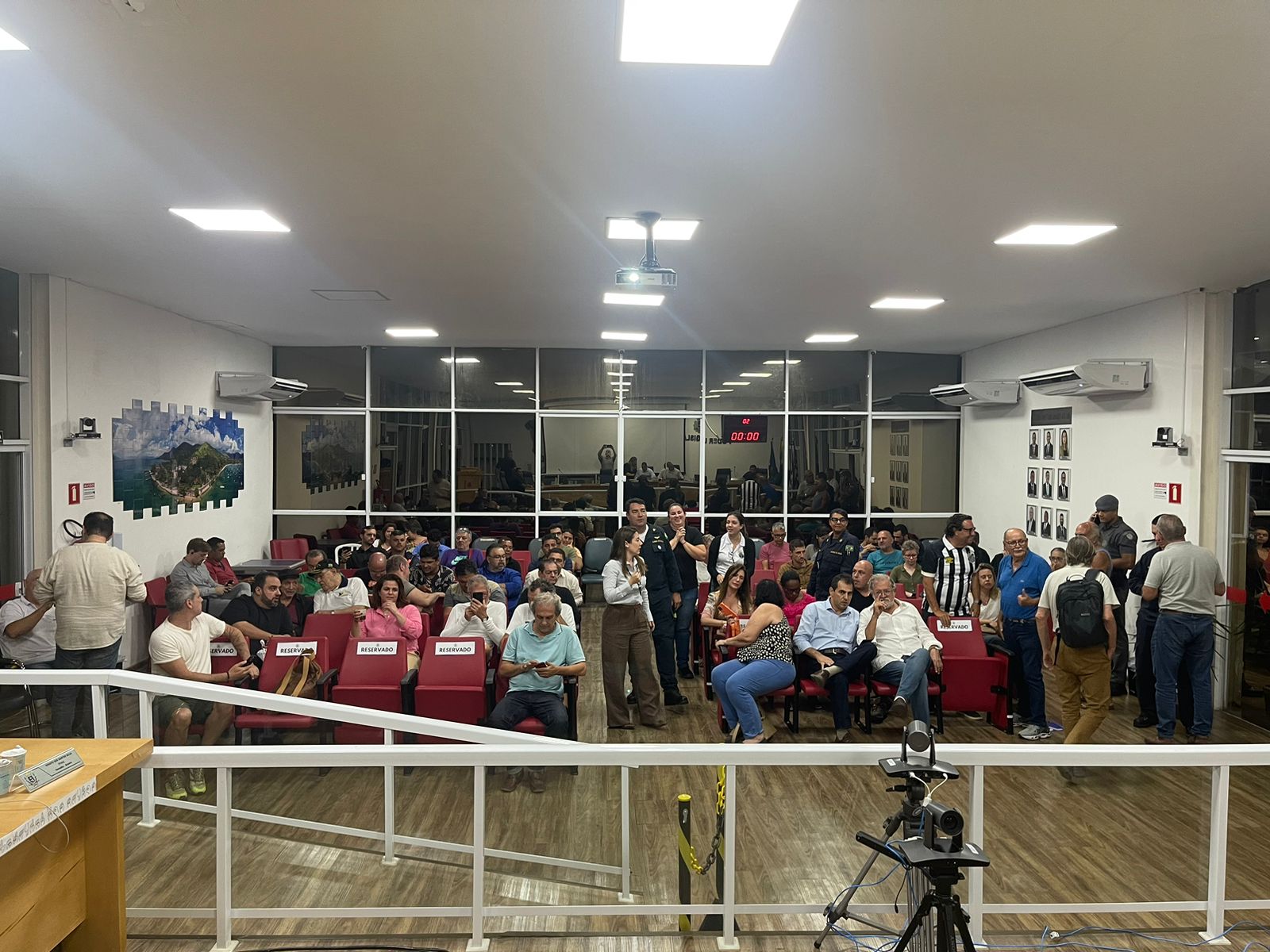 A travessia de balsa entre São Sebastião e Ilhabela é um tema que gera muita polêmica e insatisfação entre os moradores e visitantes do arquipélago. Na noite de ontem (23), aconteceu uma audiência pública para discutir os problemas operacionais e logísticos que afetam o sistema hidroviário, leia mais...