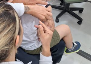 A Campanha de Multivacinação da Prefeitura de Ilhabela registrou até agora o comparecimento de 2.221 crianças e adolescentes dos 9 aos 14 anos. A campanha prossegue até a próxima terça-feira (31) em todas as Unidades Básicas de Saúde (UBS’s) do município e visa atualizar o cartão de vacinação.