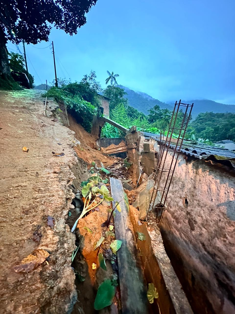 Ubatuba registrou chuvas intensas na madrugada desta quinta-feira, 26. O maior índice pluviométrico acumulado é no Perequê-Mirim, com 81,81 mm em 72h - local onde houve deslizamento de terra que atingiu uma residência.