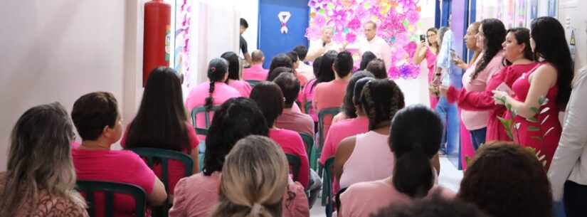 Funcionárias e funcionários das Secretarias da Fazenda, Administração, Obras Públicas, Assuntos Jurídicos e Gabinete do Prefeito assistiram à palestra “Câncer de mama tem cura! Vamos tocar nesse assunto?” na manhã da última quinta-feira (26/10), no Paço Municipal, no Centro.