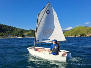 Prefeitura de São Sebastião, realiza o Festival de Vela de São Sebastião 2023 para celebrar as conquistas da Escola de Vela de São Sebastião (EVSS) durante o ano. O evento ocorre no Balneário dos Trabalhadores, na Praia Grande, no dia 25 de novembro, a partir das 9h.