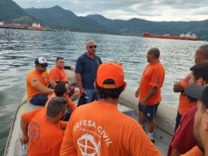Agentes da Defesa Civil e da Polícia Municipal fazem curso para conduzir embarcações públicas