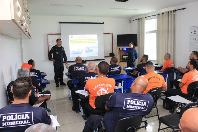 Agentes da Defesa Civil e da Polícia Municipal fazem curso para conduzir embarcações públicas