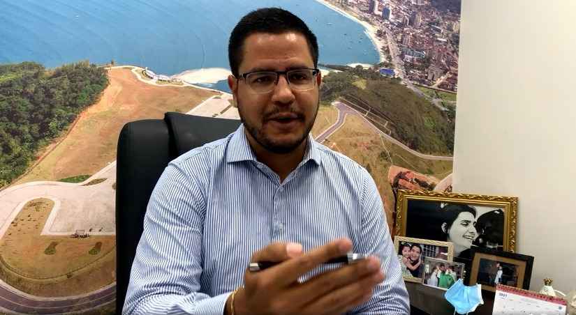 O prefeito de Caraguatatuba, Aguilar Júnior, e outros seis servidores públicos municipais tiveram seus bens móveis e imóveis bloqueados pela Justiça devido ao pagamento de gratificações consideradas inconstitucionais.