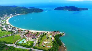 Com a chegada do fim do ano, o Brasil se prepara para uma temporada repleta de sol, calor e, é claro, a paixão dos brasileiros por praias paradisíacas.