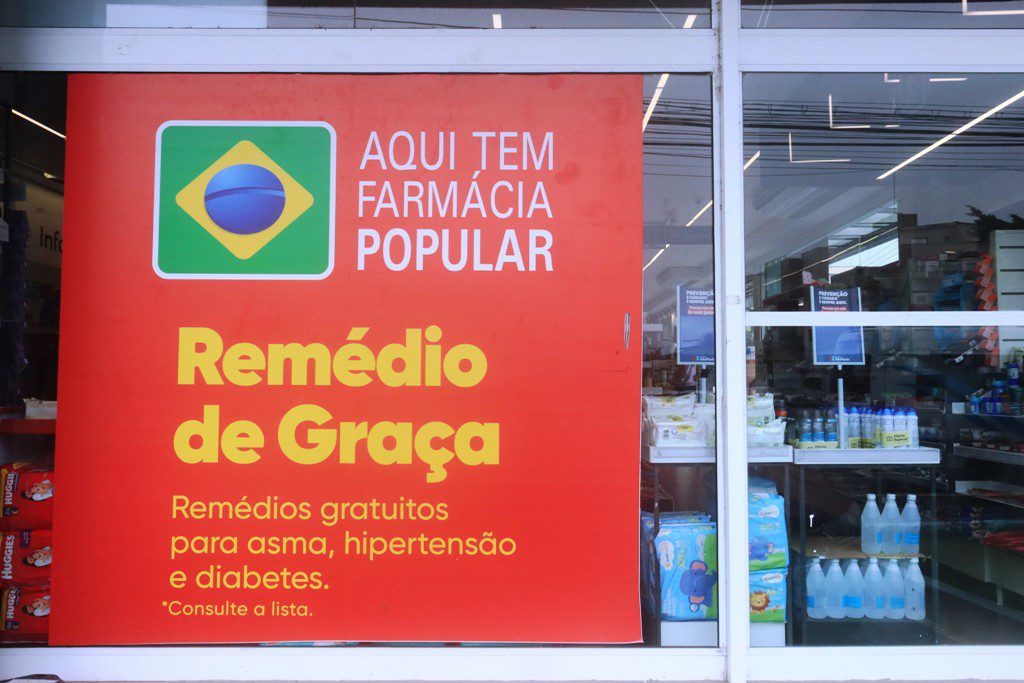 O Programa Farmácia Popular do Brasil é promovido pelo Governo Federal para complementar a disponibilização de medicamentos utilizados na Atenção Primária à Saúde, por meio de parceria com farmácias e drogarias da rede privada.