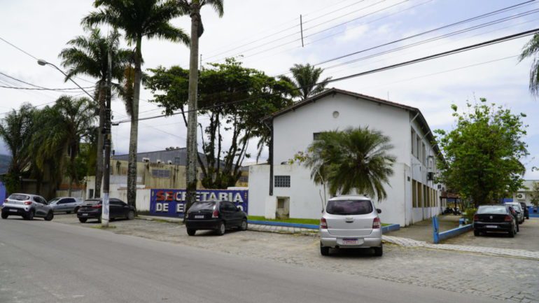 A Prefeitura de Ubatuba informa que, a partir desta quinta-feira, 9, o professor Arnaldo Alves não responde mais pela Secretaria Municipal de Educação e que o cargo ficará vago até a nomeação de uma nova pessoa para assumir a secretaria.