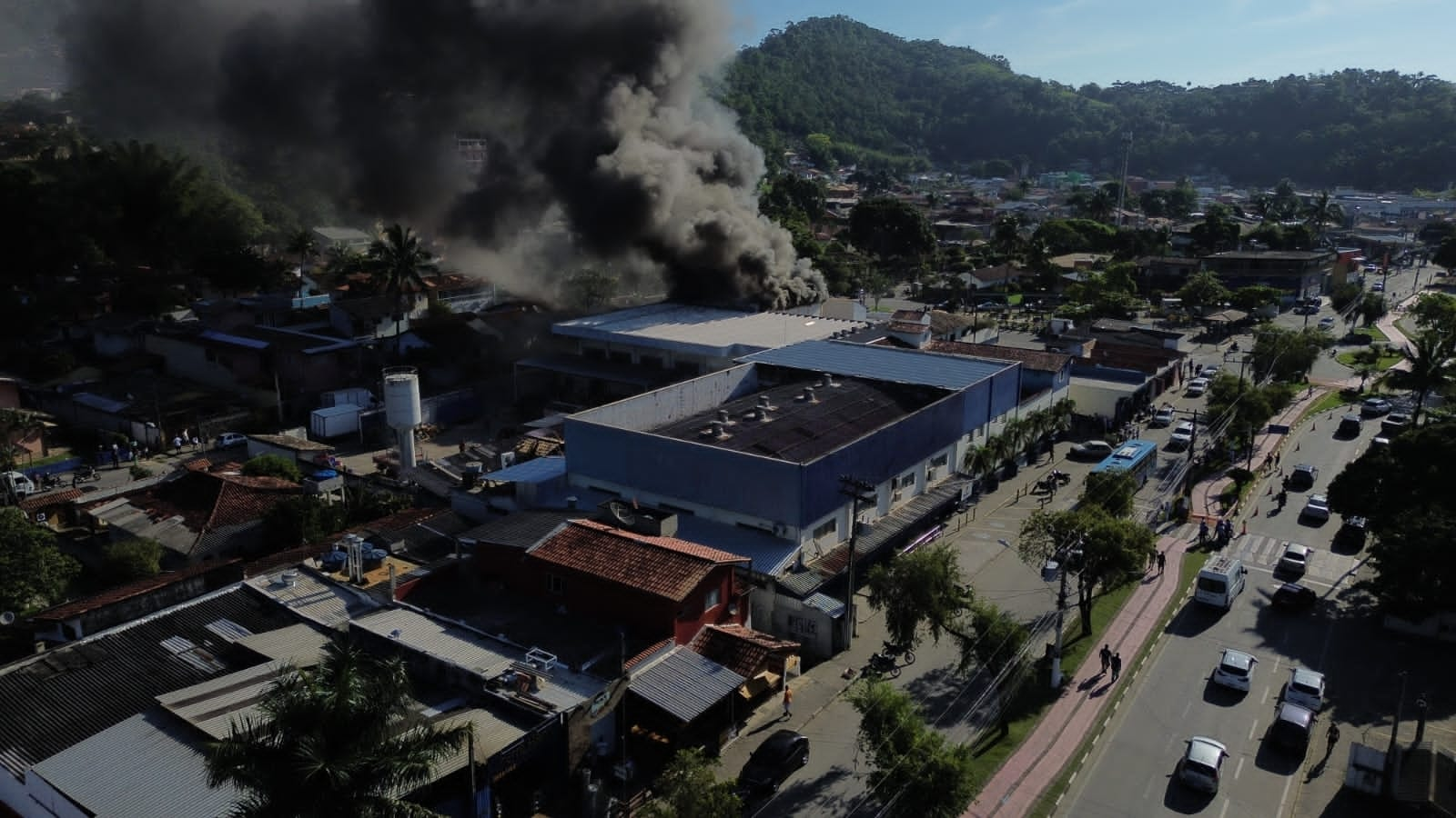 Incêndio em Supermercado em Ilhabela causa pânico, veja as imagens