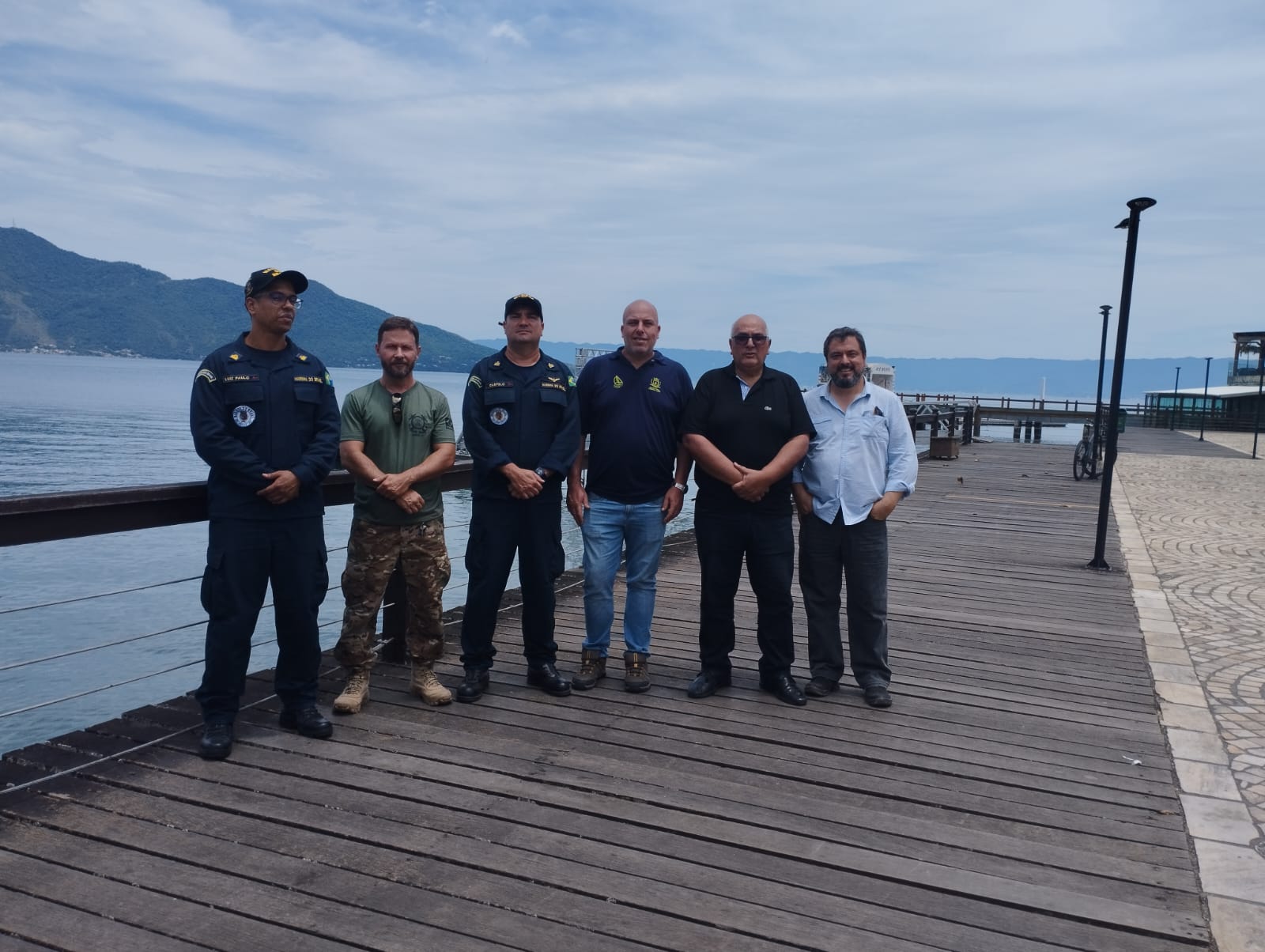 O Capitão de Fragata da Marinha, André Luís Castelo Soares, delegado da Capitania dos Portos, oficiais da Marinha do Brasil, representantes da Polícia Federal e Autoridades da ANTAQ estiveram em Ilhabela nesta quinta-feira (16/11) para vistoria dos pontos de desembarque de navios cruzeiro, na Vila.