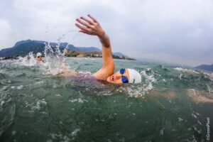 Centenas de nadadores se preparam para o desafio da Travessia do Canal de Ilhabela, neste domingo (5), tendo como base a Praia do Engenho D’Água, próximo ao píer. Serão 3,8 mil metros, entre o canal que separa São Sebastião e Ilhabela, o que torna a prova uma experiência única.