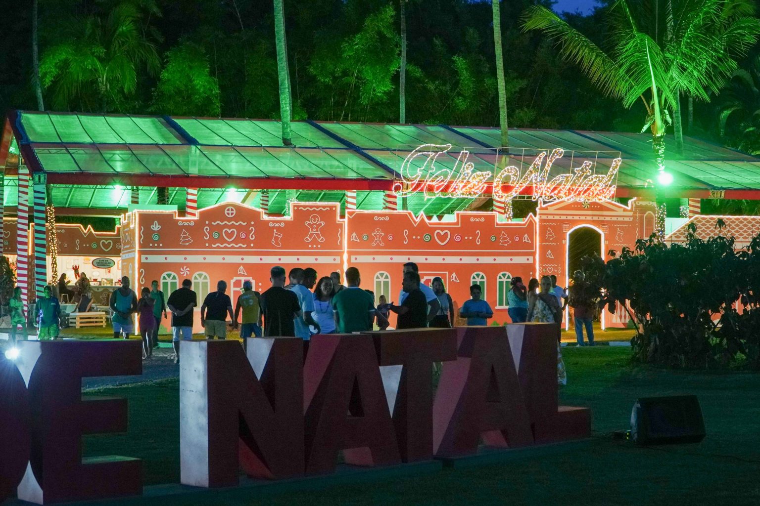 Com expectativa de receber mais de 60 mil visitantes, a 2ª edição do Natal Luz de Ilhabela começou nesta quarta-feira (6). A cerimônia de abertura foi na Fazenda Engenho D’água, que é sede do evento.