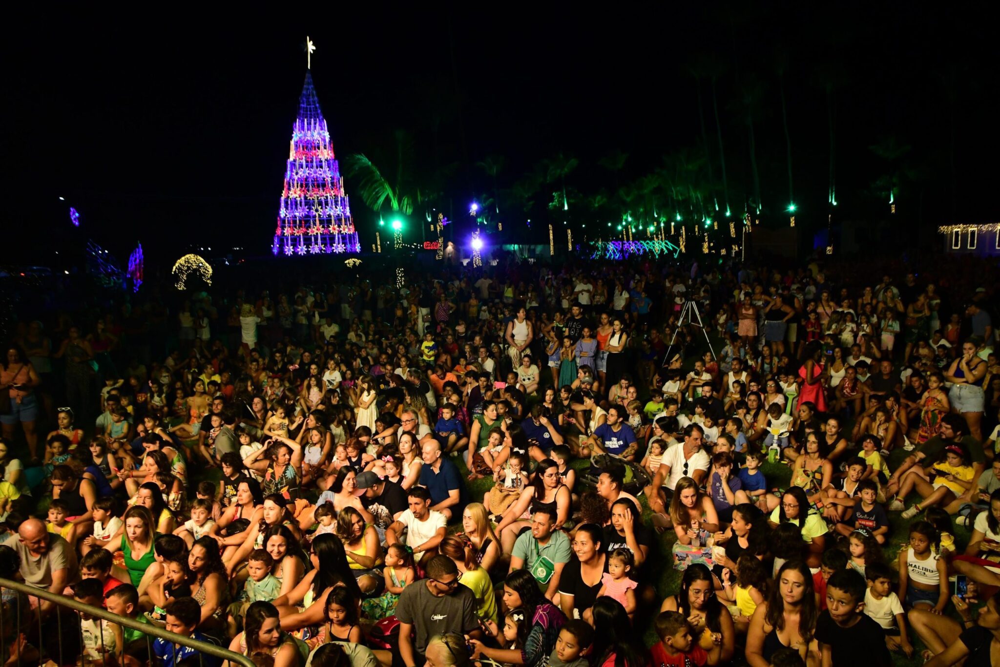 Secretaria de Cultura, divulgou oficialmente o número de visitantes da 2° edição no Natal Luz. Até o momento, o evento já recebeu 40 mil pessoas, sendo o último dia 18 o mais disputado, quando cerca de 6,5 mil crianças e adultos estiveram na Fazenda Engenho D’ Água para assistir ao espetáculo “Magic Christmas – Mickey e os poderes mágicos” e depois o musical “O Grinch”.