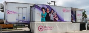 A carreta “Mulheres de Peito” ofertada pelo Governo do Estado está em Caraguatatuba e iniciou atendimentos nesta segunda-feira (4). O equipamento está instalado no estacionamento da UPA Sul no bairro Perequê-Mirim e ficará até sábado (9) com serviço gratuito às mulheres.