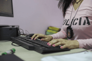 Delegada enfatiza importância da denúncia; vítimas de violência doméstica podem procurar delegacia presencial ou online