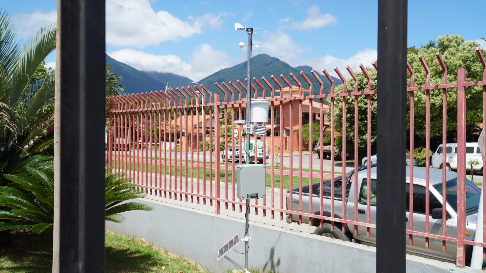 Localizada no Corpo de Bombeiros da Barra Velha, na Avenida Profº Malaquias de O. Freitas, 296, a ferramenta serve para monitorar as condições de chuva e vento da região.