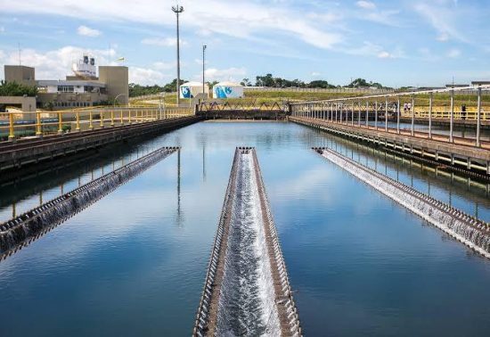 a operação prevê a modernização de Estações de Tratamento de Esgoto (ETEs) e Estações de Tratamento de Água (ETAs), bem como a instalação de duas usinas de dessalinização de água nos municípios litorâneos de Guarujá e Ilhabela.