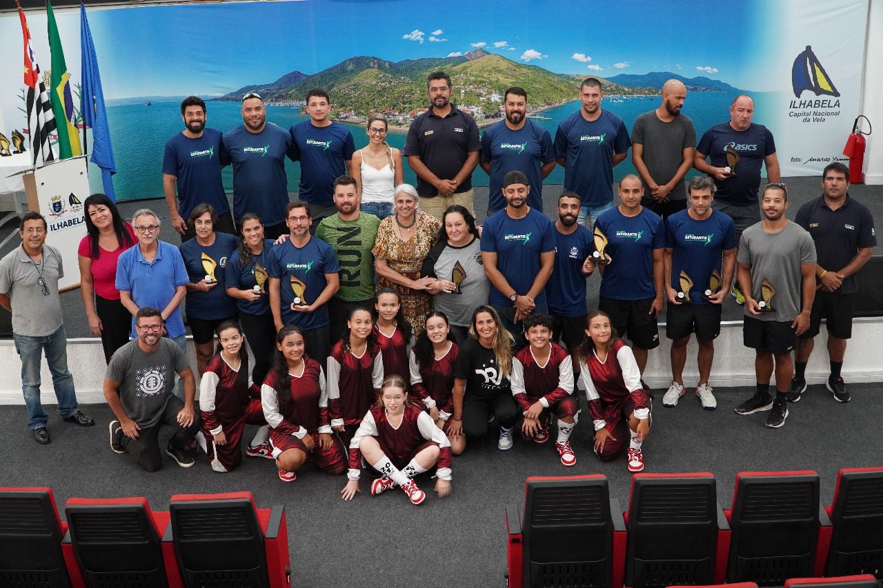 Neste ano, os professores da disciplina de Educação Física representaram suas escolas e alunos na premiação. Todas as unidades escolares receberam troféus de participação.