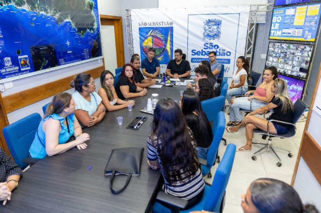 O prefeito Felipe Augusto recebeu, na quarta-feira (13), uma comissão de alunos da faculdade que encerrou suas atividades em São Sebastião e garantiu que vai ajudar com o transporte universitário para a cidade vizinha.