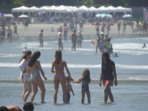 Secretaria de Saúde (SESAU), informa que, durante o verão, é comum aumentar a procura por consultas para crianças que voltaram da praia e observaram o aparecimento de manchas vermelhas em todo o corpo, com coceira intensa, após terem entrado no mar.