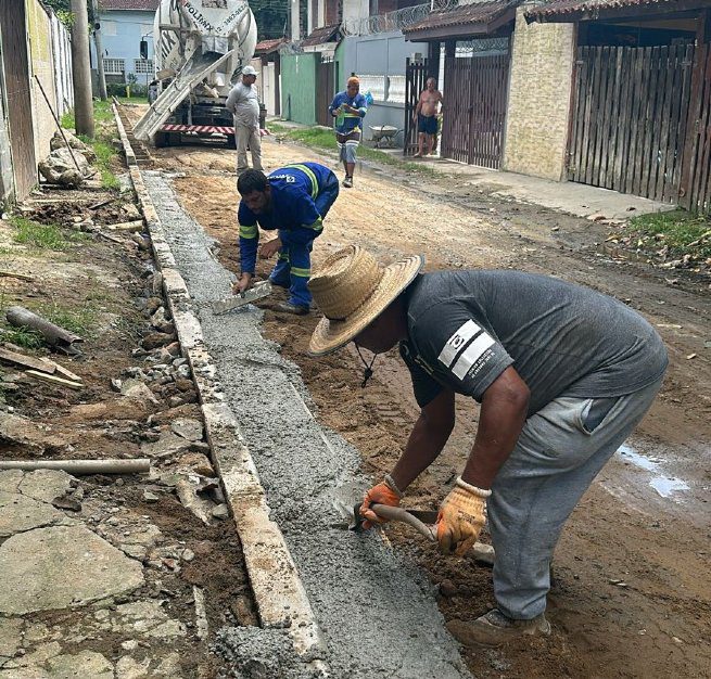 Prefeitura de São Sebastião retomou os trabalhos do mutirão de pavimentação da Rua Vereador Pedro Simões Filho, no bairro de Maresias. Nesta terça-feira (5), foram utilizados seis metros cúbicos (m³) para realizar a concretagem das sarjetas e guias.