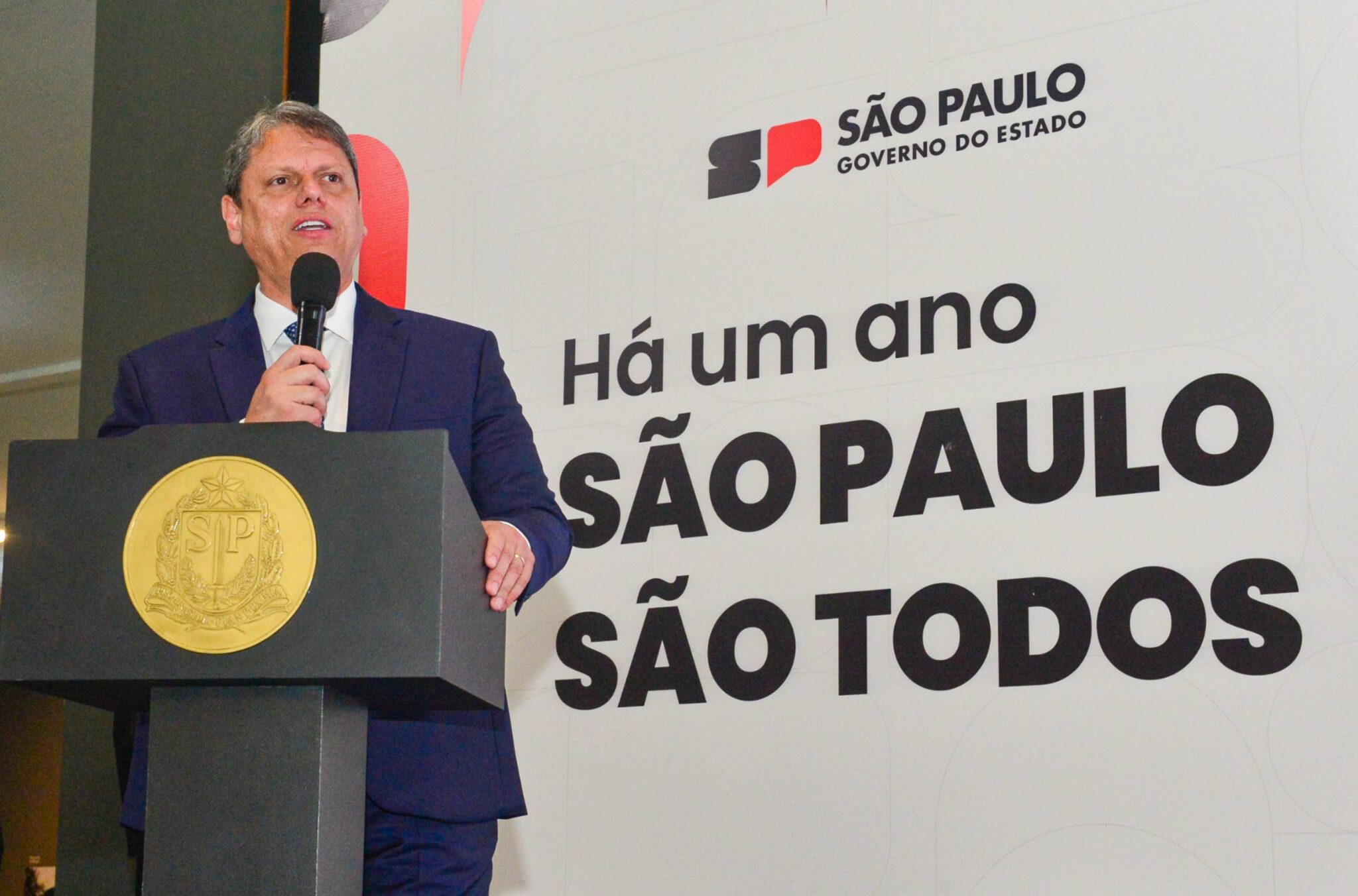 Governo de São Paulo trabalhou duro para fazer a diferença para toda a população ao longo de 2023. A gestão comandada pelo governador Tarcísio de Freitas retomou e concluiu 2.740 obras, recuperou e construiu 6,4 mil km de rodovias, entregou mais de 18 mil moradias, aumentou repasses para a saúde e lançou novos programas para a educação.
