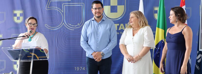 A Universidade de Taubaté (UNITAU) iniciou sua comemoração do jubileu de ouro, anunciando novas parcerias em Caraguatatuba. A universidade revelou seu programa abrangente, que inclui atividades para alunos e professores, esforços de pesquisa e os Jogos Universitários de Caraguatatuba.