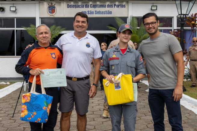 Agentes da Defesa Civil e da Polícia Municipal recebem certificado da Marinha do Brasil para condução de embarcações públicas