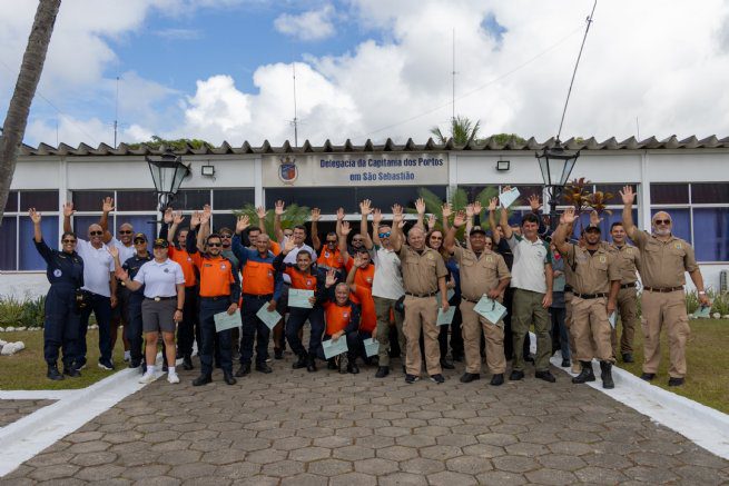 Agentes da Defesa Civil e da Polícia Municipal recebem certificado da Marinha do Brasil para condução de embarcações públicas