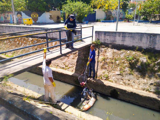 Ecobarreiras no córrego Mãe Isabel impedem acúmulo de 328 quilos de resíduos no meio ambiente