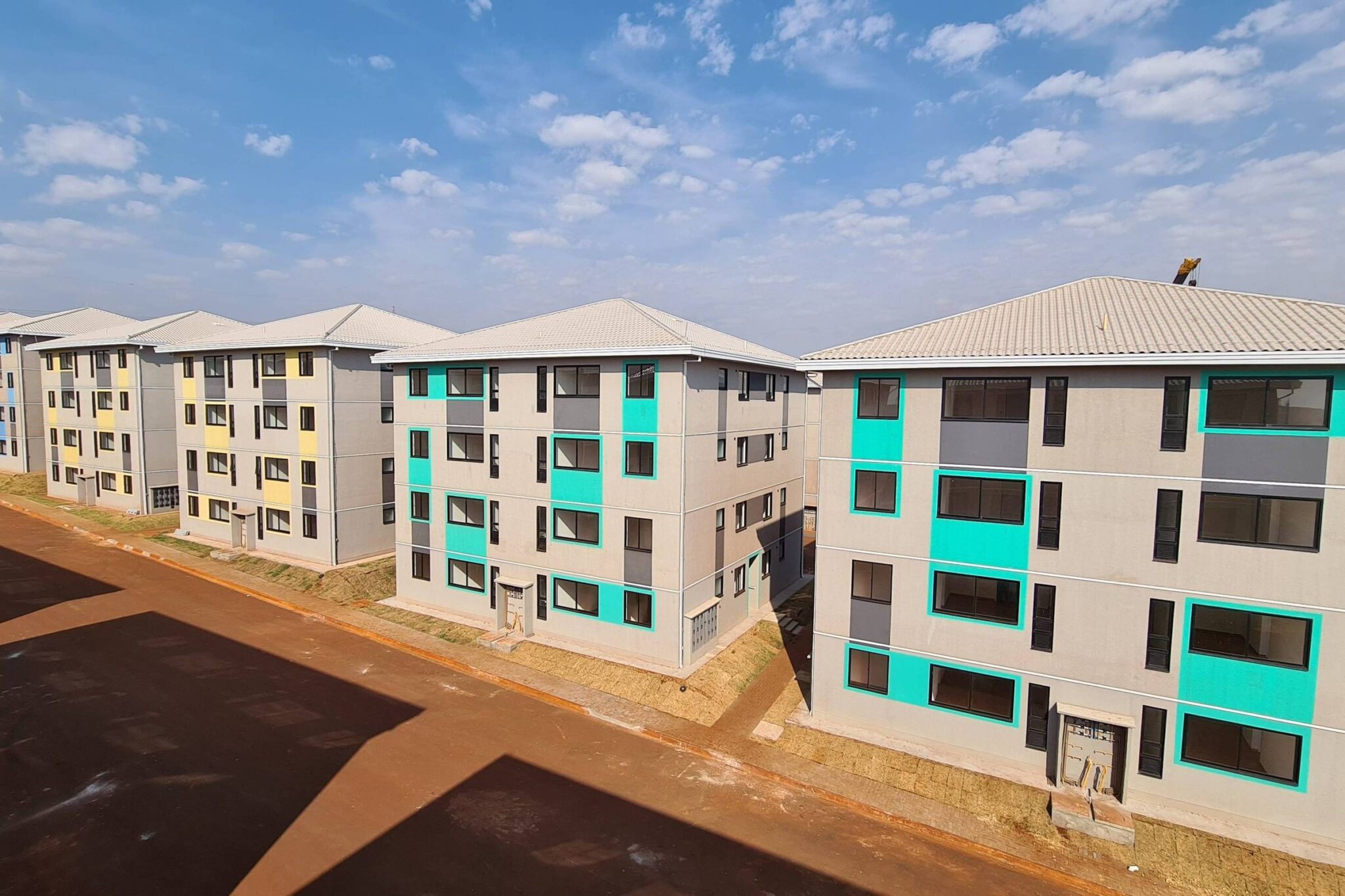 Essa iniciativa não apenas oferece abrigo e conforto para aqueles que perderam tudo, mas também sinaliza um novo capítulo de esperança e renovação. À medida que as novas casas se aproximam da conclusão, a comunidade local testemunha a força da união e a promessa de um futuro mais brilhante. Além disso, é importante ressaltar que a prefeitura de São Sebastião e o governo do estado têm a intenção de entregar as moradias aos moradores em fevereiro, demonstrando um compromisso concreto com a reconstrução e a recuperação dessa região tão afetada