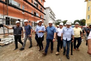governador confirmou a entrega parte do conjunto habitacional de Maresias, também na Costa Sul, com 186 unidades, para 2 de fevereiro, e da Baleia Verde, com 518 unidades, para o dia 19 de fevereiro, quando completa um ano da catástrofe que assolou o município. “Esse vai ser um presente para São Sebastião”, disse Tarcísio,