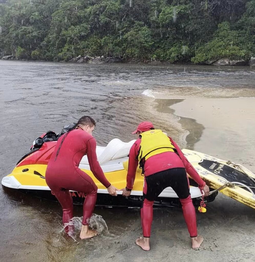 Busca por adolescente e mulher que sumiram ao atravessar rio em Ubatuba continua