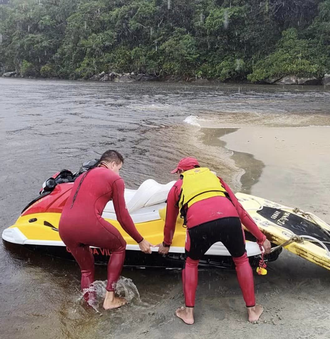 O Grupamento de Bombeiros Marítimo (GBMar) segue na busca por uma adolescente de 14 anos e uma mulher, de 20, que desapareceram na tarde desta terça-feira (23) ao tentarem atravessar o Rio Puruba, na Praia do Puruba, em Ubatuba (SP).