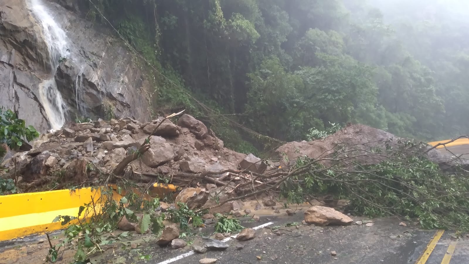 A Rodovia Mogi-Bertioga encontra-se totalmente interditada devido a um deslizamento de pedras que obstruiu a pista. Além disso, a Rodovia dos Tamoios está operando em sistema de comboio devido a alagamentos e deslizamentos de terra.