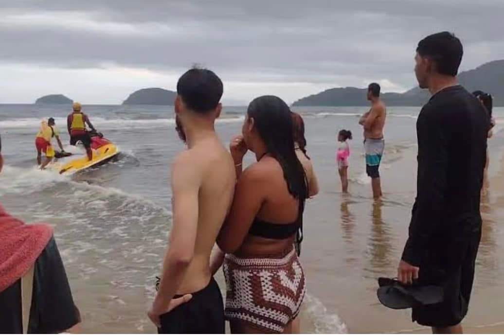 De acordo com o GBMar, as características das vestes batem com a de Sabrina Silva Soares, de 20 anos; jovem e amiga desapareceram na tarde de ontem (23) após se afogarem