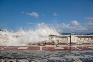 O litoral de São Paulo está sofrendo com o aumento do nível do mar, que já chegou a 20 centímetros desde os anos 1950, segundo um estudo do Instituto Oceanográfico da Universidade de São Paulo (USP).