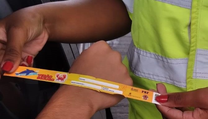 CCR RioSP distribui pulseiras de identificação para crianças nas praias de Ubatuba