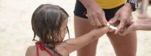 Segundo o Comando do Grupamento de Bombeiros (GBMar), só em janeiro deste ano, 15 crianças se perderam dos pais em praias da cidade. Felizmente, todas foram reencontradas.