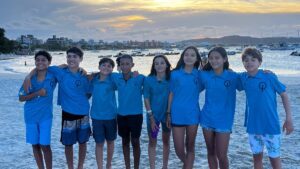 Os atletas da Escola de Vela de Ilhabela Lars Grael (EVI) deram a largada nas competições de 2024. A 52ª edição do Campeonato Brasileiro de Optimist está sendo realizada em Florianópolis e a equipe já garantiu destaque com um de seus alunos classificados no Top 10 na primeira regata do evento