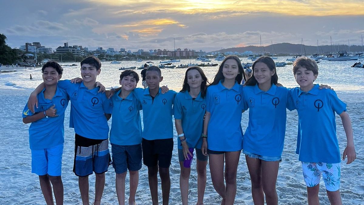 Os atletas da Escola de Vela de Ilhabela Lars Grael (EVI) deram a largada nas competições de 2024. A 52ª edição do Campeonato Brasileiro de Optimist está sendo realizada em Florianópolis e a equipe já garantiu destaque com um de seus alunos classificados no Top 10 na primeira regata do evento