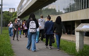 Etecs de SP enviam resultado das matrículas da primeira chamada
Candidatos que tiveram o pedido indeferido devem fazer o acerto dos documentos ainda nesta quinta-feira
Qui, 18/01/2024 - 16h07 | Do Portal do Governo FACEBOOKTWITTERENVIAR POR E-MAIL
Os convocados da primeira lista para matrículas do processo seletivo das Escolas Técnicas Estaduais (Etecs) recebem hoje o resultado da análise da documentação apresentada por e-mail.
Quem teve a matrícula indeferida, por incorreção de documentos ou perda do prazo de envio, pode interpor recurso ainda nesta quinta-feira. O resultado será enviado amanhã (19). As datas citadas não se aplicam aos candidatos da modalidade online. Caso seja feriado municipal da cidade, as etapas serão realizadas no próximo dia útil.
Para apresentar recurso é importante ter atenção aos documentos solicitados:
Para o Ensino Médio Integrado ao Técnico, Ensino Médio ou para Articulação dos Ensinos Médio -Técnico e Superior (AMS)
Documento de identidade (RG) ou Carteira de Registro Nacional Migratório (CRNM) ou Carteira Nacional de Habilitação (CNH);
CPF ou documento que contenha esse número;
Uma foto 3×4 recente, com fundo neutro;
Histórico Escolar com certificado de conclusão do Ensino Fundamental ou Declaração de Conclusão do Ensino Fundamental, assinada por agente escolar da escola de origem.
Quem se inscreveu usando o Sistema de Pontuação Acrescida do Centro Paula Souza, além dos documentos acima, deve apresentar a Declaração Escolar ou Histórico Escolar contendo o detalhamento das séries cursadas e o(s) nome(s) da(s) escola(s), comprovando, assim, ter cursado integralmente da 5ª a 8ª série ou do 6º ao 9º ano do Ensino Fundamental em instituições públicas.
Para ingresso no primeiro módulo do Ensino Técnico
Documento de identidade (RG) ou Carteira de Registro Nacional Migratório (CRNM) ou Carteira Nacional de Habilitação (CNH);
CPF ou documento que contenha esse número;
Uma foto 3×4 recente, com fundo neutro;
Histórico Escolar com Certificado de Conclusão do Ensino Médio ou Declaração de Conclusão do Ensino Médio, emitida pela escola de origem, ou ainda declaração de que está matriculado a partir da segunda série do Ensino Médio. Caso o aluno tenha concluído ou curse o Ensino de Educação de Jovens e Adultos (EJA) ou o Exame Nacional para Certificação de Competências de Jovens e Adultos (Encceja) do Ensino Médio, também será necessário apresentar os documentos de conclusão ou que está matriculado na formação;
Quem se inscreveu usando o Sistema de Pontuação Acrescida do Centro Paula Souza, além dos documentos acima, também deve apresentar a Declaração Escolar ou Histórico Escolar contendo o detalhamento das séries cursadas e o(s) nome(s) da(s) escola(s), comprovando, assim, ter cursado integralmente da 5ª a 8ª série ou do 6º ao 9º ano do Ensino Fundamental em instituições públicas.
Para o segundo módulo dos cursos técnicos e vagas remanescentes
Documento de identidade (RG) ou Carteira de Registro Nacional Migratório (CRNM) ou Carteira Nacional de Habilitação (CNH);
CPF ou documento que contenha esse número;
Uma foto 3×4 recente, com fundo neutro;
Histórico Escolar com Certificado de Conclusão do Ensino Médio, declaração de Conclusão do Ensino Médio, emitida pela escola de origem, ou declaração que está matriculado na terceira série do Ensino Médio. Também poderá ser apresentado certificado de conclusão do Ensino Médio, expedida por órgão competente por quem concluiu o Ensino Médio por meio de provas ou exames de certificação de competências, avaliação de jovens e adultos, que sejam decorrentes do Exame Nacional do Ensino Médio (Enem) até a edição de 2016, do Exame Nacional para Certificação de Competências de Jovens e Adultos (Encceja) e afins.
Para os cursos de Especialização Técnica de Nível Médio
Documento de identidade (RG) ou Carteira de Registro Nacional Migratório (CRNM) ou Carteira Nacional de Habilitação (CNH);
CPF ou documento que contenha esse número;
Uma foto 3×4 recente, com fundo neutro;
Histórico Escolar com Certificado de Conclusão de Curso Técnico equivalente ao curso escolhido conforme lista disponível no site vestibulinhoetec.com.br. Também pode ser apresentada a declaração de Conclusão do Curso Técnico equivalente, documento original, emitido pela escola de origem. Para o curso de Especialização em Gestão de Projetos Online, o candidato poderá, se for o caso, fazer upload do certificado de conclusão de um curso do Ensino Superior.
Outras informações pelos telefones (11) 3471-4071 (Capital e Grande São Paulo) e 0800-772 2829 (demais localidades) e pelo site www.vestibulinhoetec.com.br.