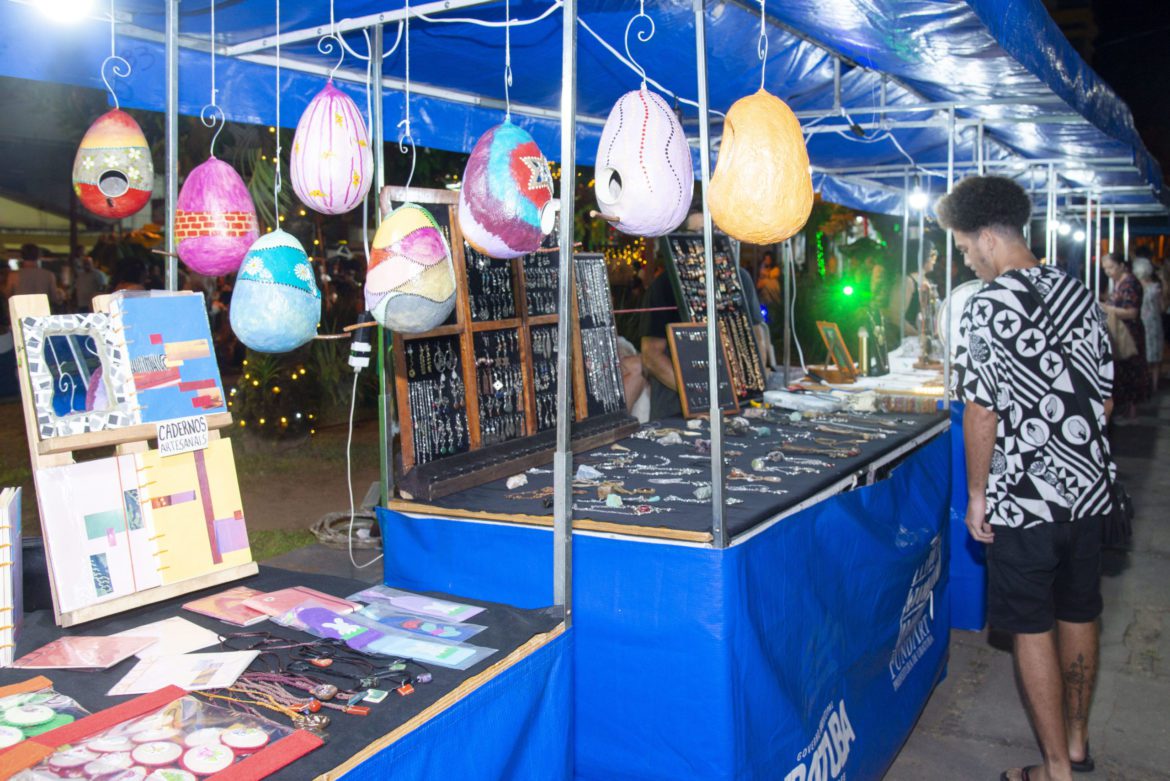 Produtos feitos à mão, com carinho e, muitas vezes com materiais sustentáveis, podem ser adquiridos na Feira do Grupo Setorial de Artesanato, da Fundart, que até o mês de fevereiro funcionará de quinta a sábado na Praça da Matriz, região central.