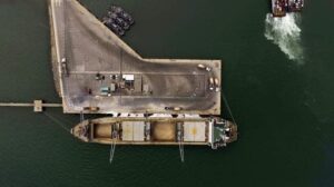 O Porto de São Sebastião realizou sua primeira operação de exportação de açúcar a granel no último sábado (27/1), com a atracação do navio Aurelia para embarcar mais de 22 mil toneladas do produto.